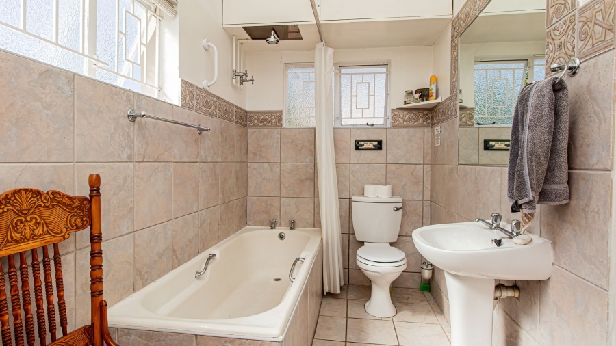 5 Bedroom Property for Sale in The Island Western Cape